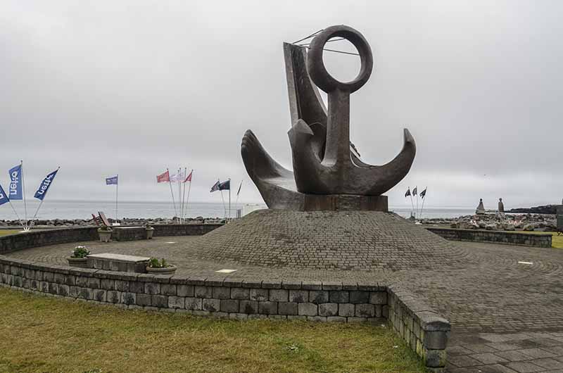 Islandia 154 - Keflavik - monumento Anchor.jpg